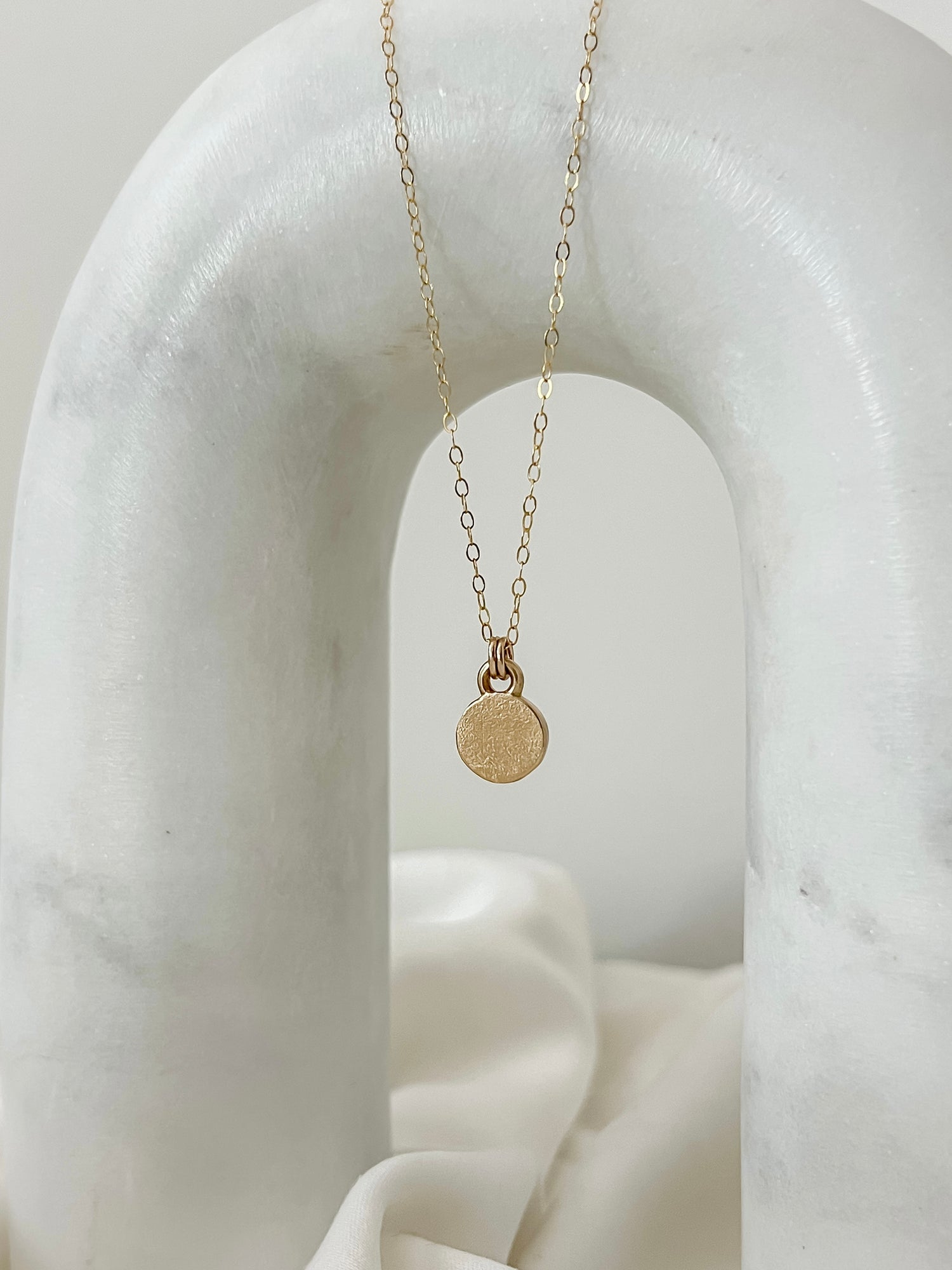 Textured mini round pendant necklace 